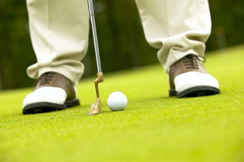6 cách chọn giầy đánh golf nam đúng chuẩn